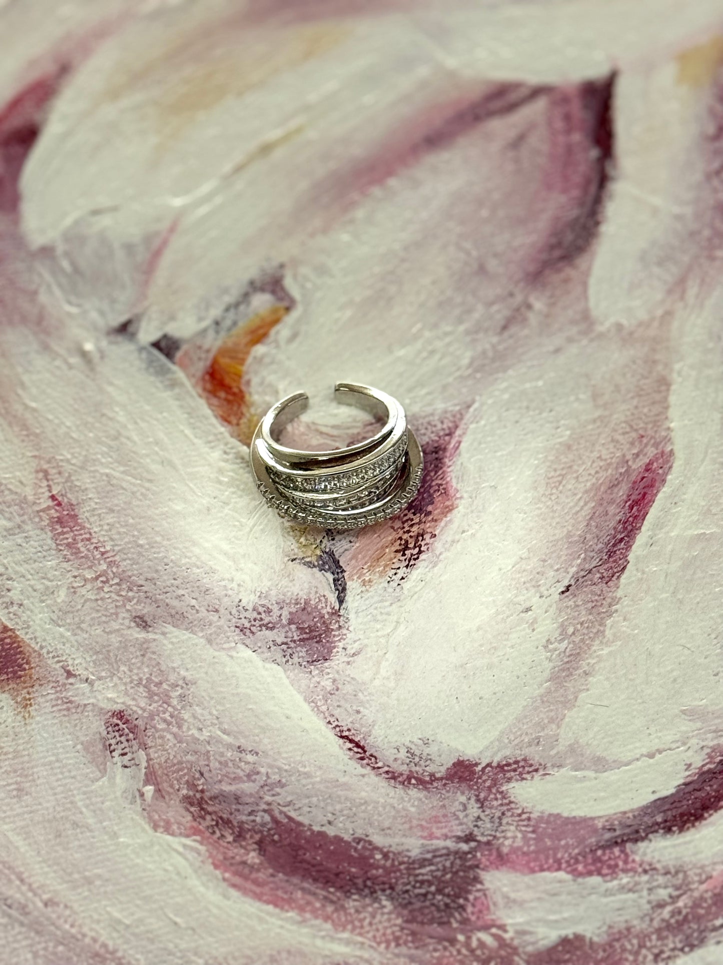 Grezni zelta un sudraba krāsas gredzeni