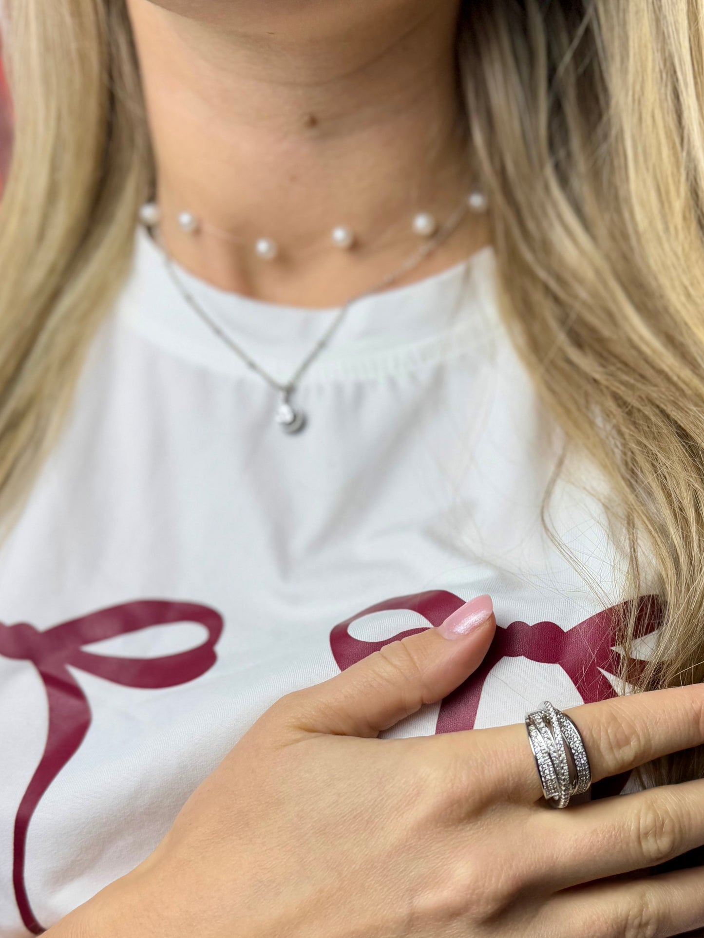 Grezni zelta un sudraba krāsas gredzeni