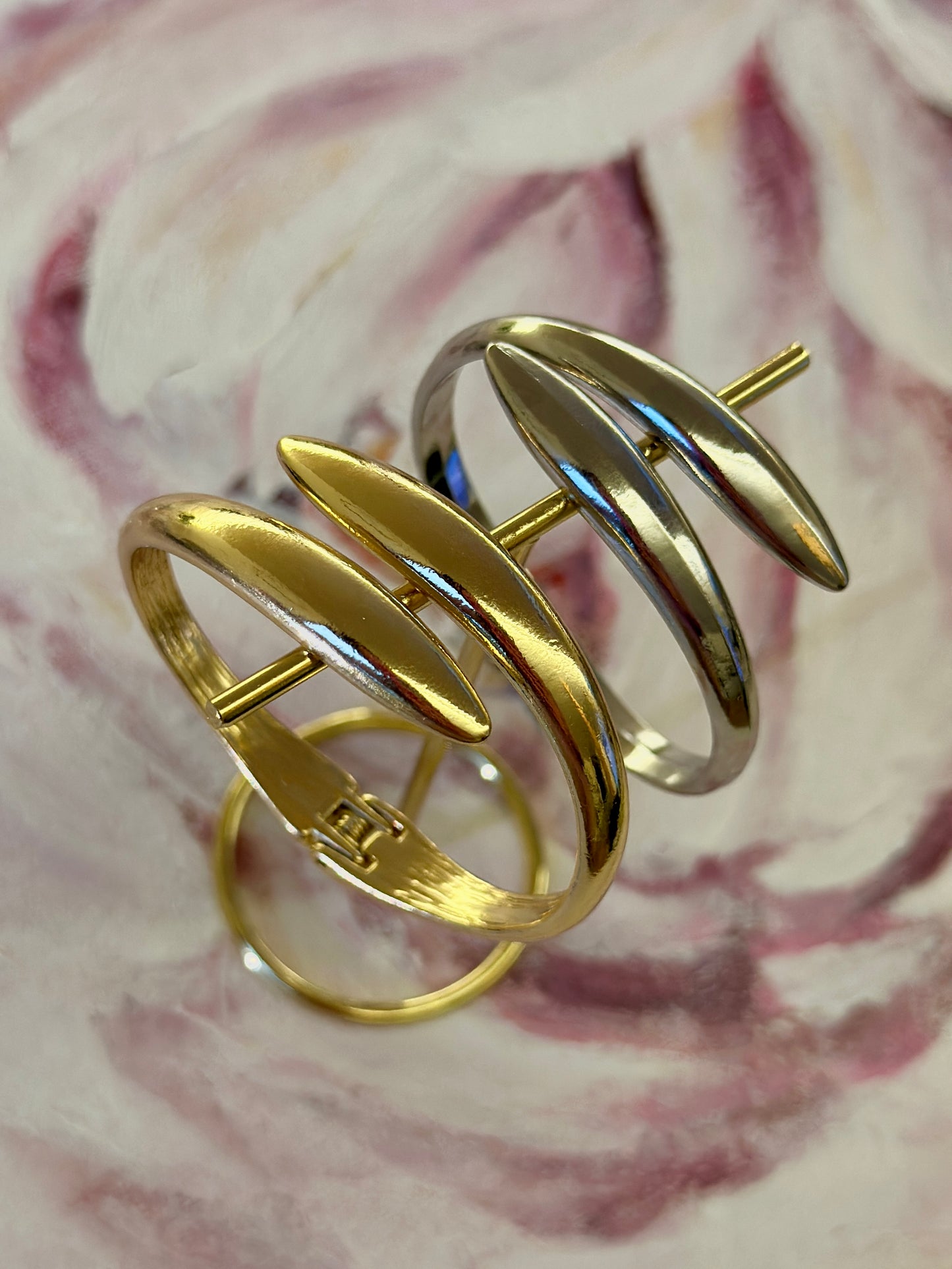 Zelta vai sudraba krāsas rokassprādze