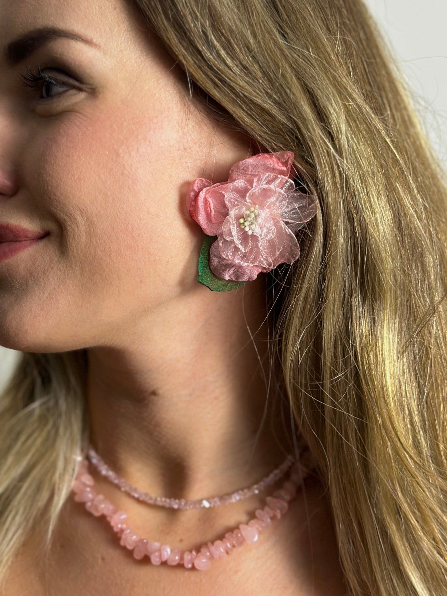 Rozā, ziedu auskari