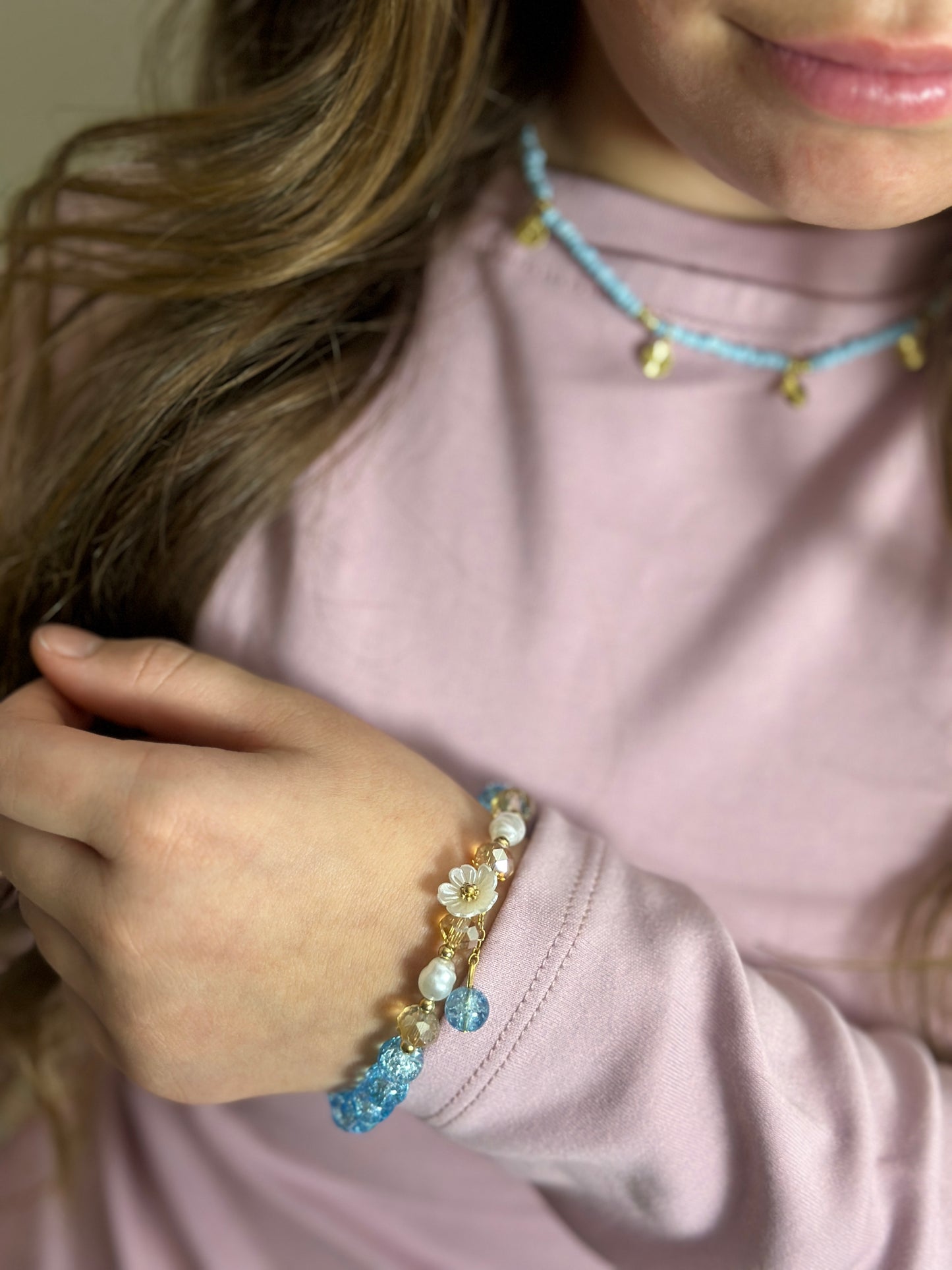 Pērlīšu rokassprādze ar zieda akcentu