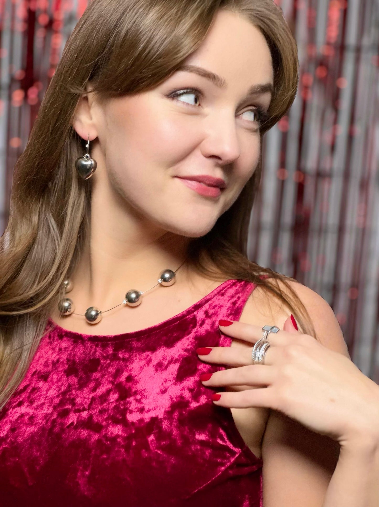 Bumbiņu kaklarota sudraba krāsā