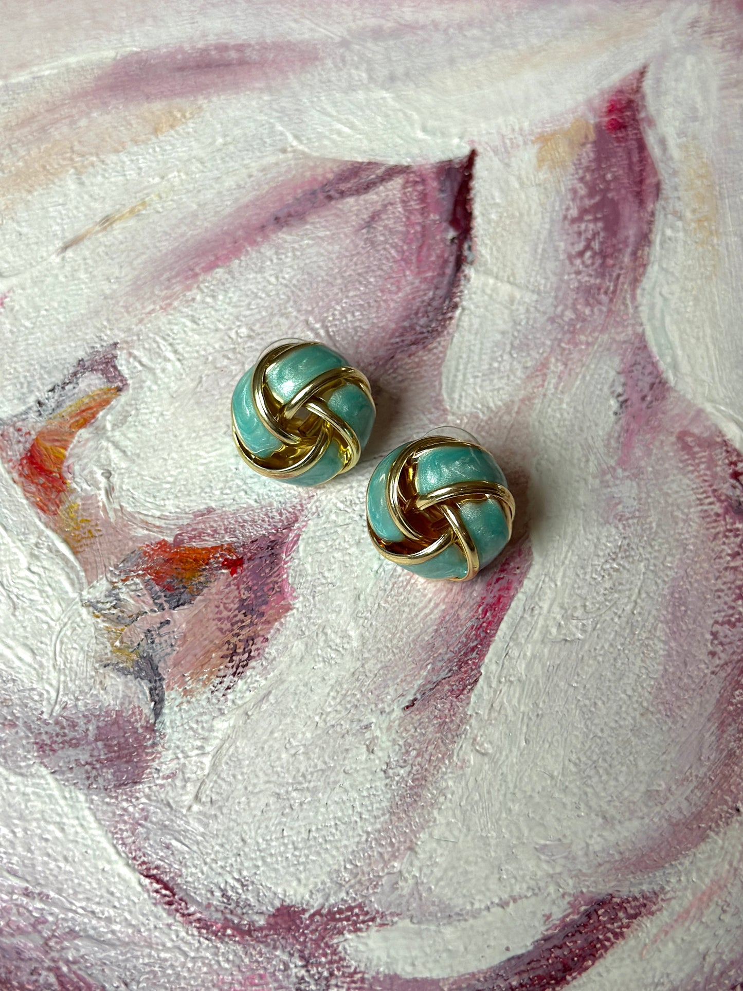 Elegantie, pītie auskari ar zelta krāsas elementiem