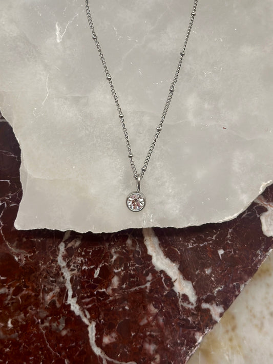 Ķēdīte ar kulonu sudraba krāsā