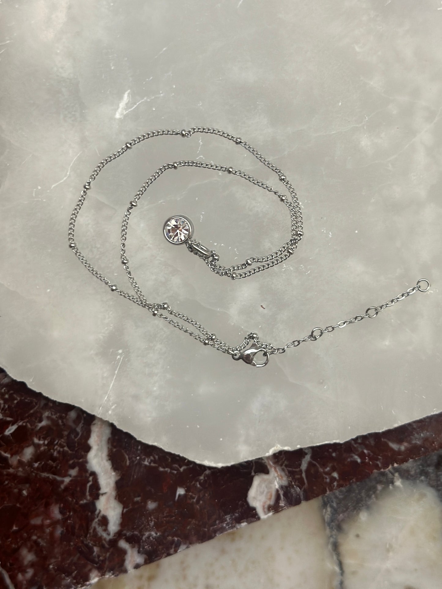 Ķēdīte ar kulonu sudraba krāsā