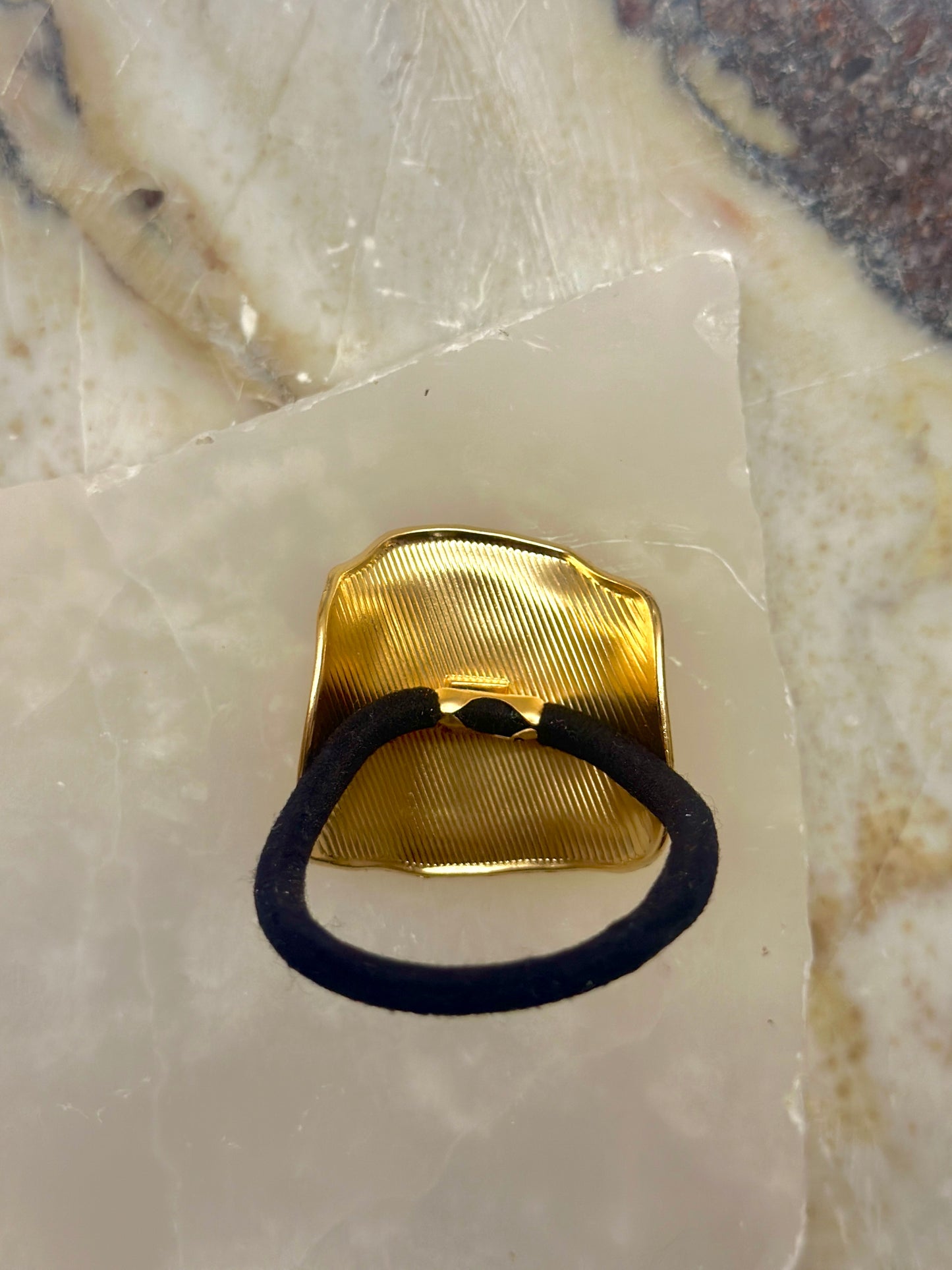 Matu gumija ar zelta krāsas dekoru