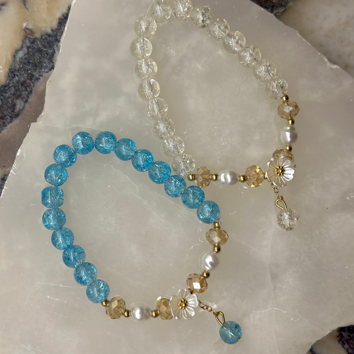 Pērlīšu rokassprādze ar zieda akcentu