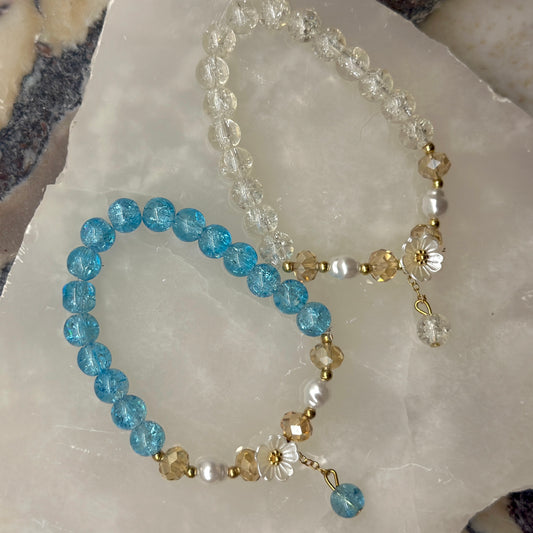 Pērlīšu rokassprādze ar zieda akcentu