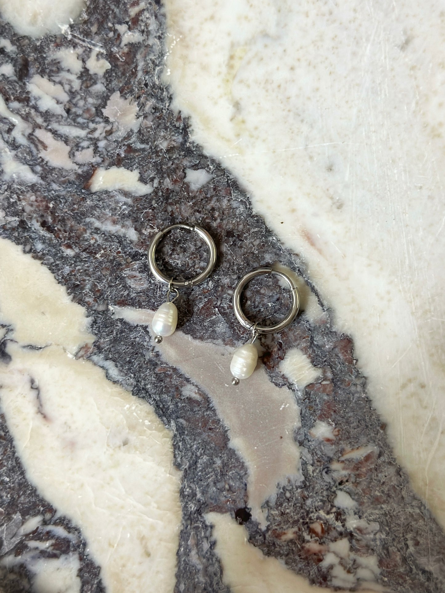 Smalki sudraba krāsas auskari