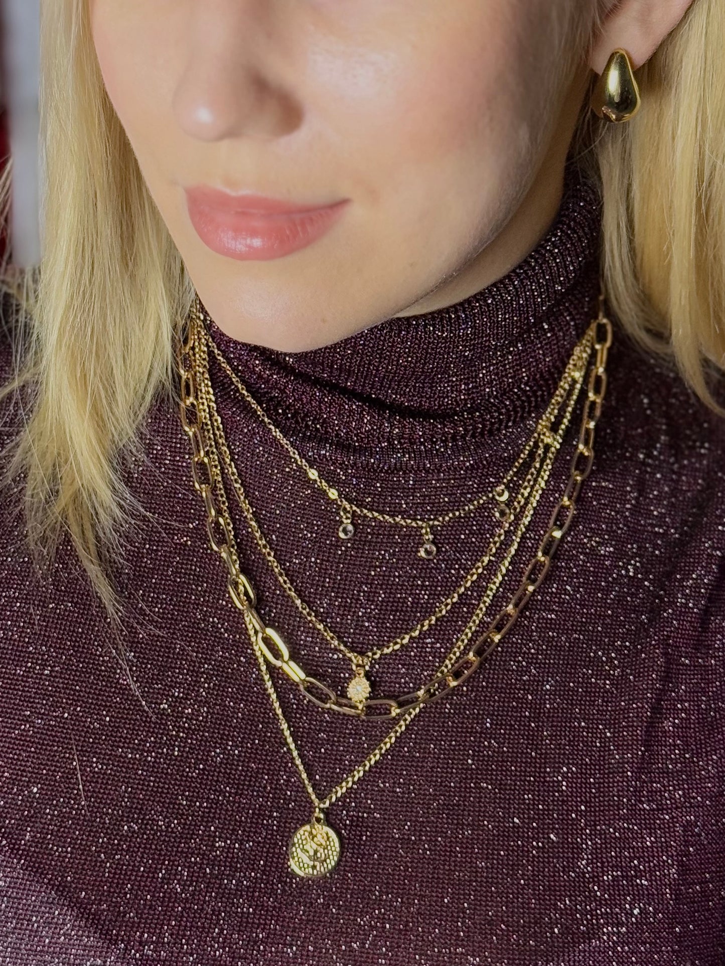 Kaklarotu ķēdītes zelta tonī